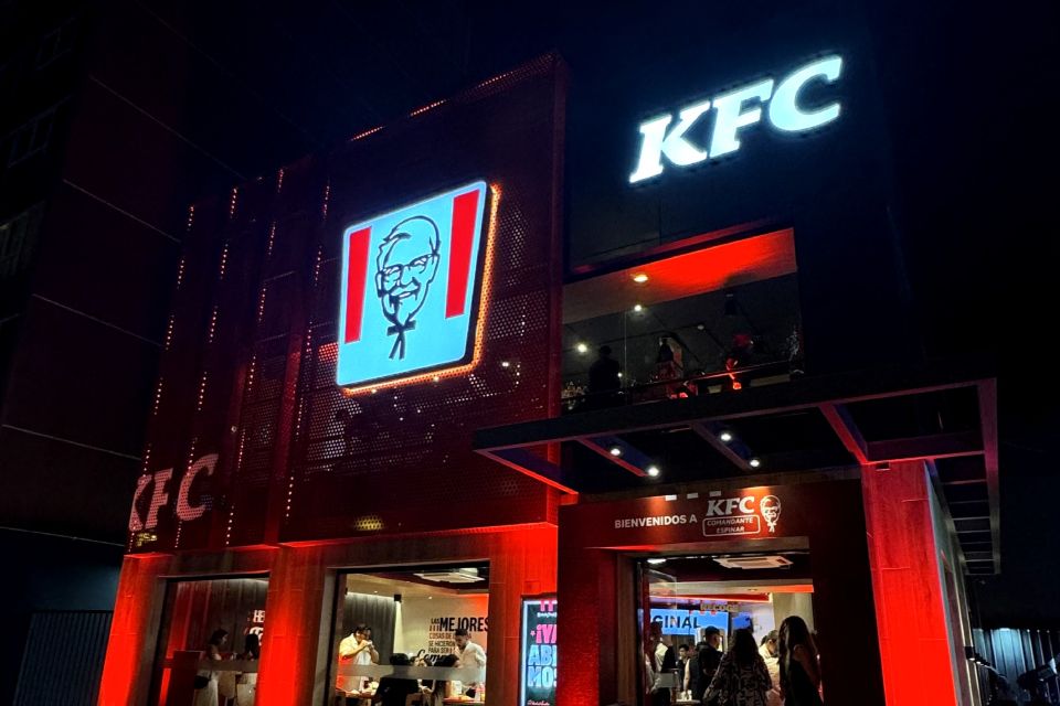 Kentucky Fried Chicken remodela las primeras tiendas